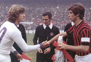 STRETTA DI MANO A INIZIO PARTITA TRA GIANCARLO ANTOGNONI E GIANNI RIVERA