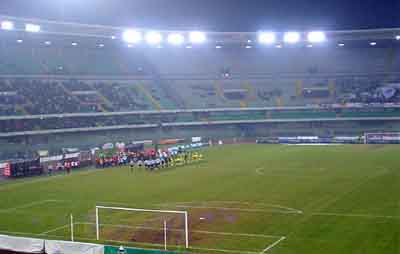 Visione notturna dello stadio Bentegodi