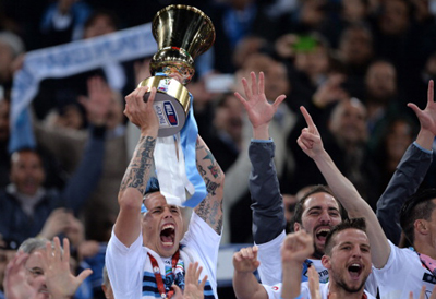 Il capitano Marek Hamsik alza al cielo la coppa Italia